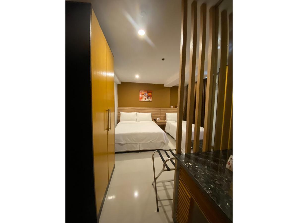 Capital O 820 Guijo Suites Makati マニラ市 エクステリア 写真