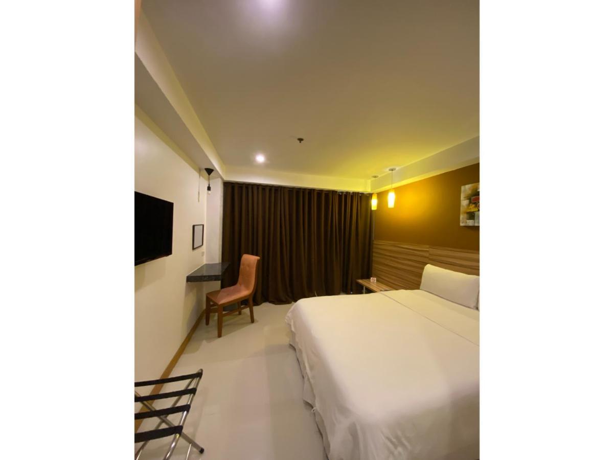 Capital O 820 Guijo Suites Makati マニラ市 エクステリア 写真