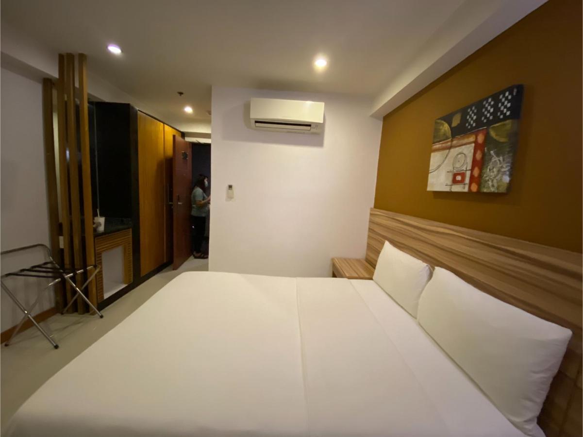 Capital O 820 Guijo Suites Makati マニラ市 エクステリア 写真
